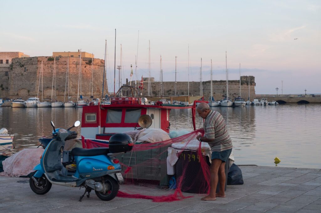 El latido meridional del archipiélago de las Cicladas: Puertos de abrigo, transbordadores de altura y la conectividad insular de Naxos