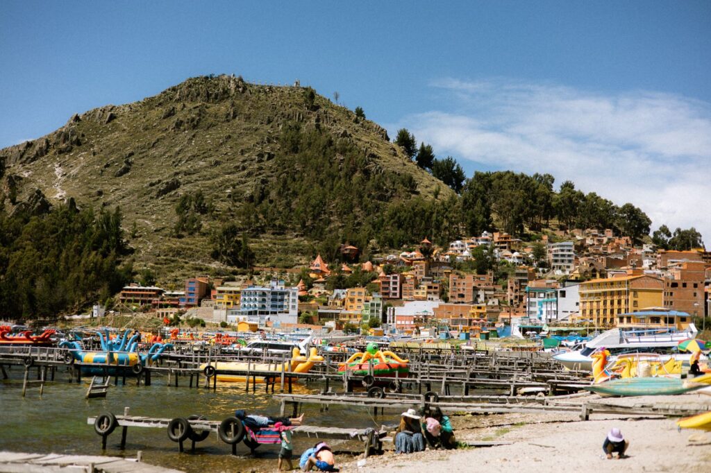 El laberinto intermodal del lago Titicaca: lanchas de totora, catamaranes de gran calado y la frágil conectividad de un altiplano andino
