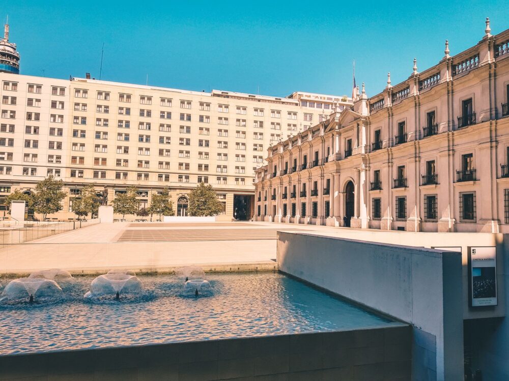 El latido meridional de la región de Valparaíso: Ascensores históricos, trolebuses centenarios y la conectividad anfibia del litoral chileno