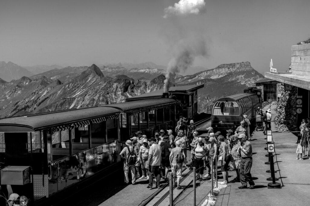 El latido alpino del Bernina: Ingeniería, alta montaña y el corredor ferroviario entre Suiza e Italia