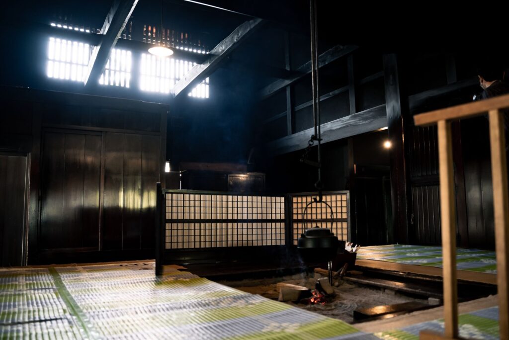El silencio milenario de los onsen de Kurokawa: hidroterapia volcánica y arquitectura de madera en los valles de Kyūshū