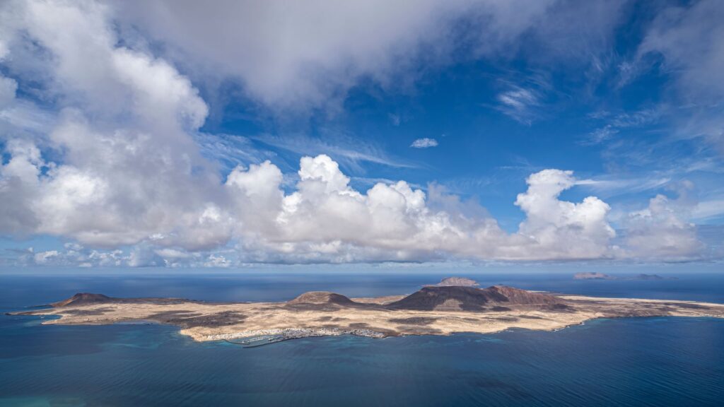 La Conectividad Aérea de las Islas Azores: Vientos Atlánticos, Pistas Escénicas y el Desafío Logístico de la Macaronesia