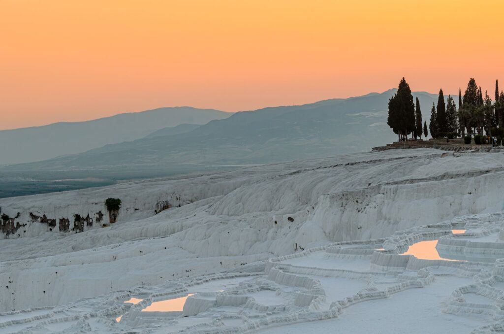 El silencio milenario de los baños de vapor de Pamukkale: hidroterapia travertina y arquitectura clásica en las terrazas de Anatolia