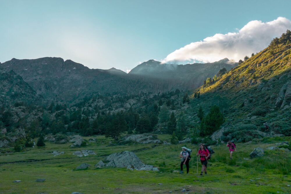 La Travesía del Sentero de la Alta Ruta de los Pirineos: Guía de Expedición y Senderismo por la Cresta Fronteriza