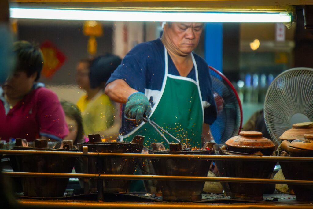 La alquimia del wok y la memoria: la preservación del patrimonio gastronómico en los fogones centenarios de George Town