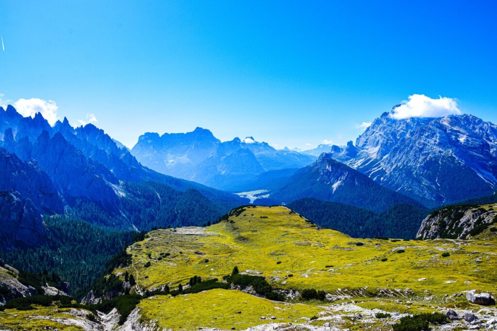 Los Gigantes de Piedra de los Dolomiti di Sesto: Geología, Alta Ruta y Sostenibilidad Alpina