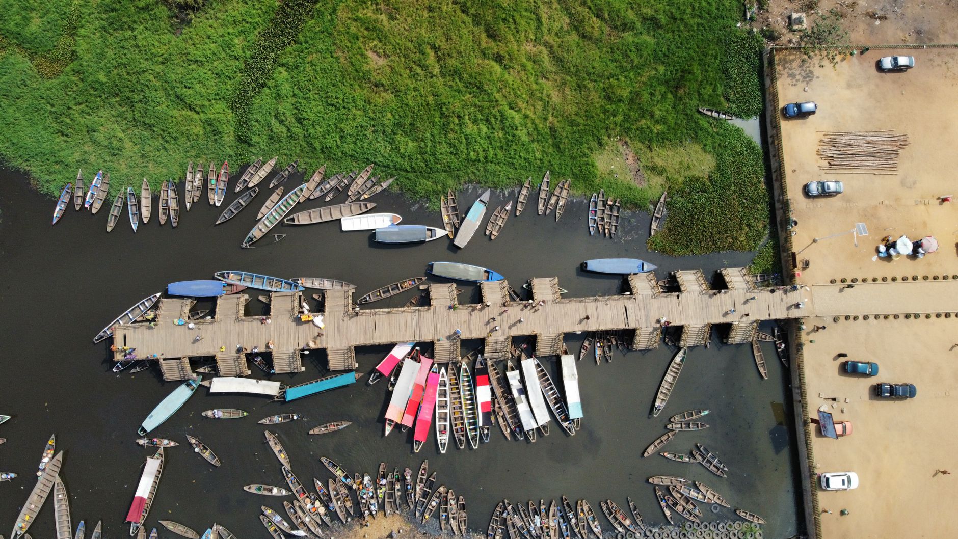 El laberinto del Níger central: piraguas de madera, barcazas de cabotaje y la frágil conectividad fluvial de un confín maliense