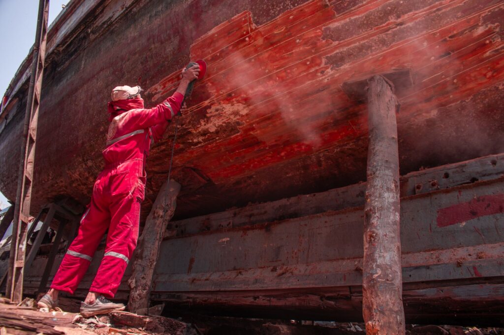 El laberinto intermodal del archipiélago de lascas de coral: Pataches de cabotaje, canales de manglar y la frágil conectividad de las islas de la Sonda exterior