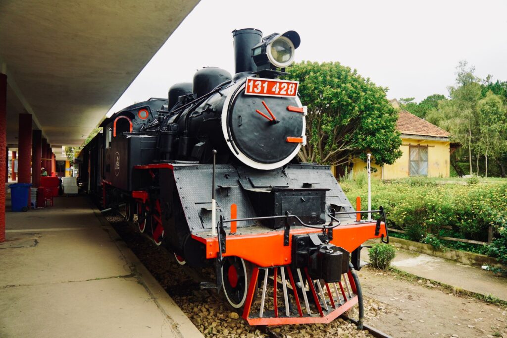 Rieles de imperial soberanía: el convoy contemporáneo que une Hanói con el karst de Ninh Binh