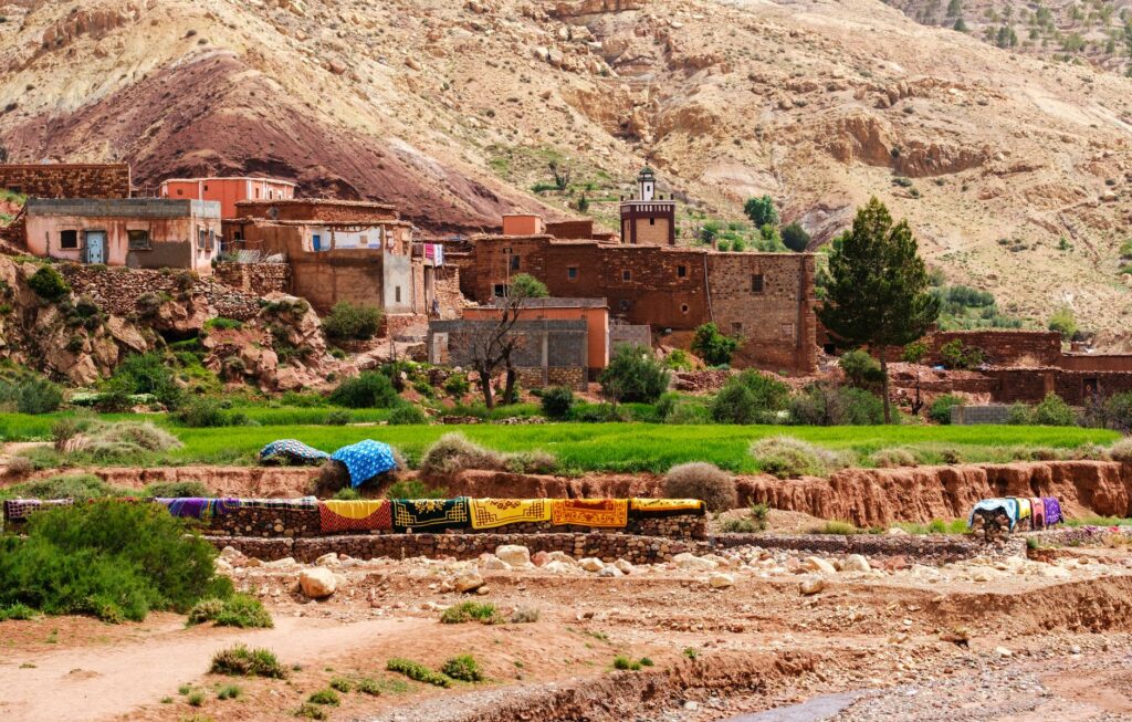 La Travesía del Sendero de Alta Ruta del Atlas en Marruecos: Guía de Expedición y Senderismo por los Macizos de Granito del Toubkal