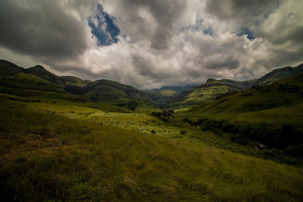 La Travesía del Drakensberg: Guía de Expedición y Senderismo por el Gran Escarpe de Sudáfrica