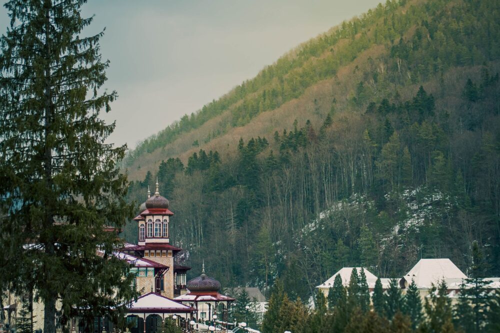 El silencio milenario de los baños de vapor de los Cárpatos: hidroterapia mineral y arquitectura de madera en las profundidades de Transilvania