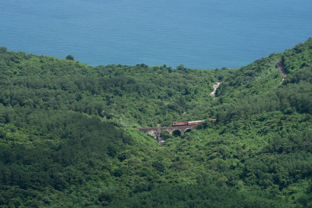 El Ferrocarril Transindochino: Ingeniería de selva, logística monzónica y la conectividad ferroviaria histórica entre Hanói y Ciudad Ho Chi Minh