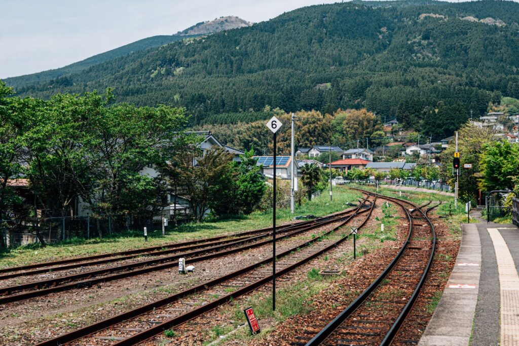 El Ferrocarril Trans-Shikoku: Ingeniería de valles, logística isleña y la conectividad ferroviaria histórica entre Takamatsu y Kochi