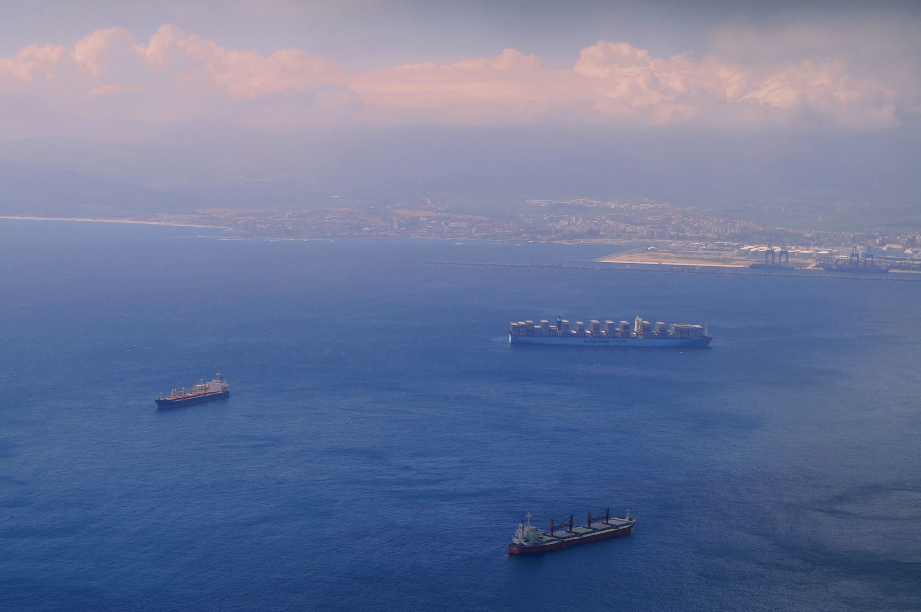 El puente de hierro y nubes: Arquitectura, operativa y tránsitos del Estrecho de Gibraltar en el transporte internacional
