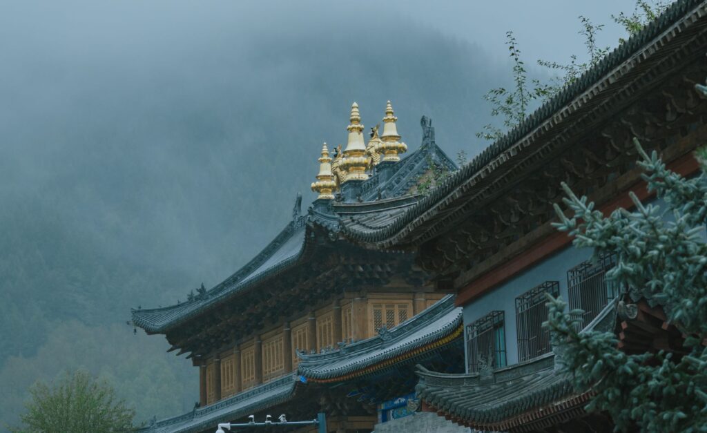El Ferrocarril del Monte Emei: Ingeniería de nieblas, logística vertical y la conectividad sagrada en el suroeste de China