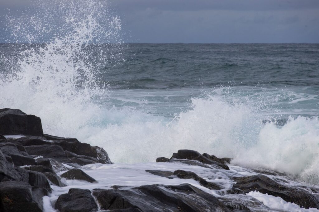 El latido meridional del archipiélago de las Hébridas Exteriores: Muelles de marea, ferris costeros y la conectividad anfibia de Uist