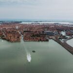 El laberinto intermodal de la laguna de Venecia: vaporetti, canales y la frágil movilidad de una ciudad anegada