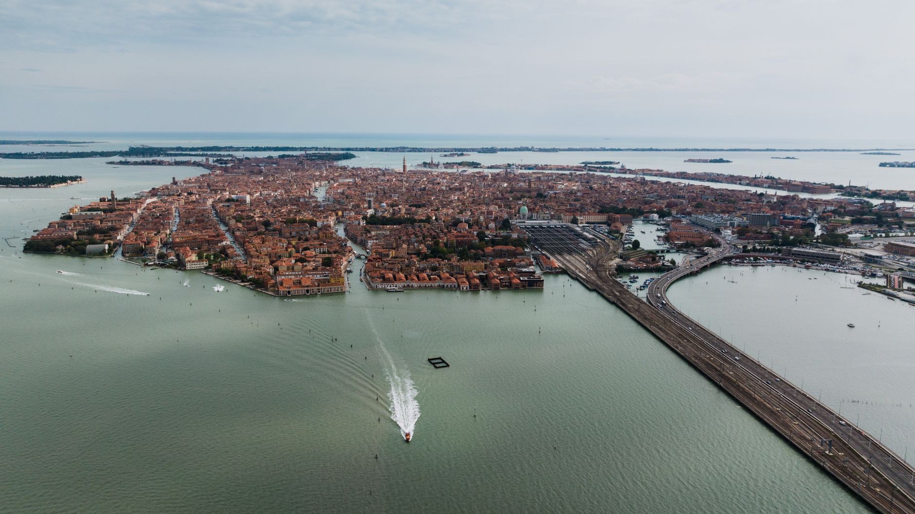 El laberinto intermodal de la laguna de Venecia: vaporetti, canales y la frágil movilidad de una ciudad anegada