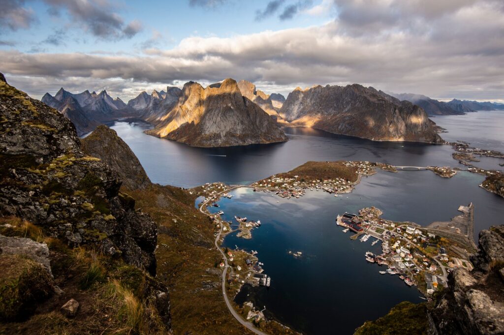 La Travesía de las Islas Lofoten en Kayak de Mar: Guía de Expedición y Navegación Ártica por el Círculo Polar