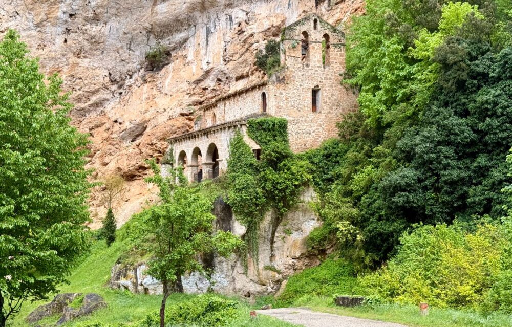 El latido subterráneo de la región de las cuevas de Liébana: Valles de caliza, pasarelas de roca y la conectividad rupestre del norte de España