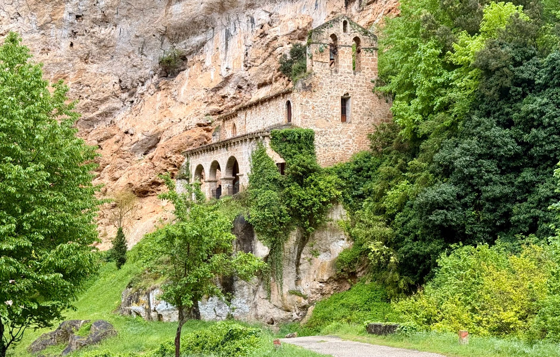 El latido subterráneo de la región de las cuevas de Liébana: Valles de caliza, pasarelas de roca y la conectividad rupestre del norte de España