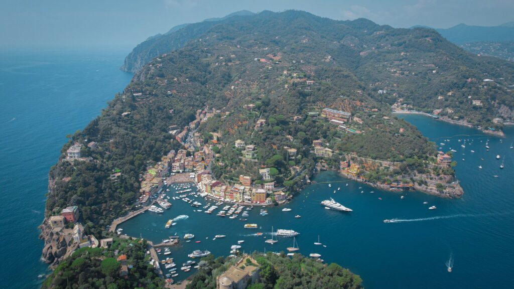 El latido meridional del archipiélago de las islas Eolias: Alisios costeros, hidroalas de casco rápido y la conectividad anfibia del mar Tirreno