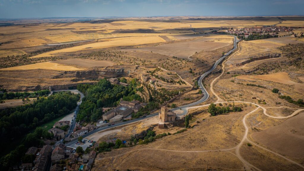 El laberinto de los cañones de caliza: cómo la movilidad fluvial sostenible y los caminos de herradura transforman el transporte en el Parque Natural de las Hoces del Río Duratón