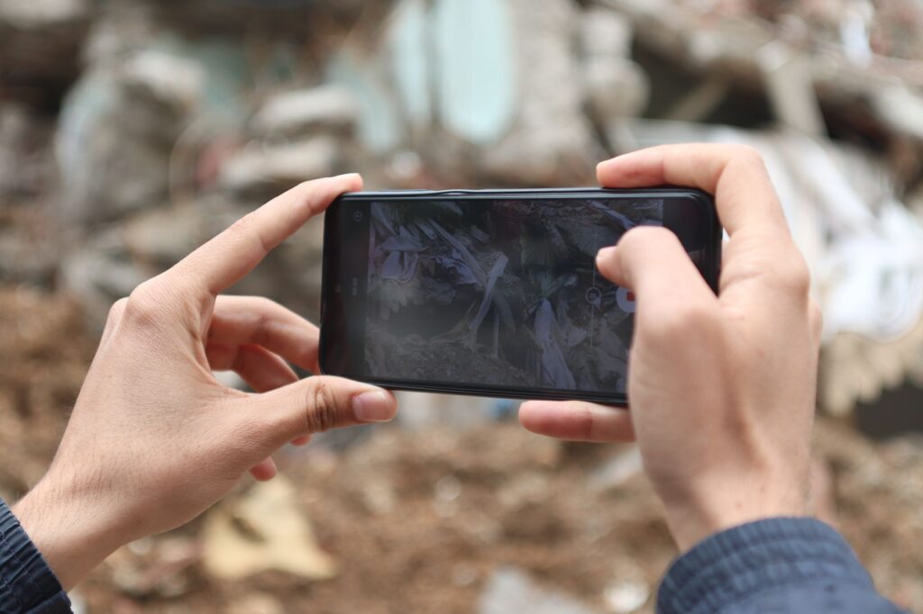 Preparación Digital Silenciosa: Cómo la Tecnología Móvil Puede Salvar Tu Vida en Zonas de Crisis
