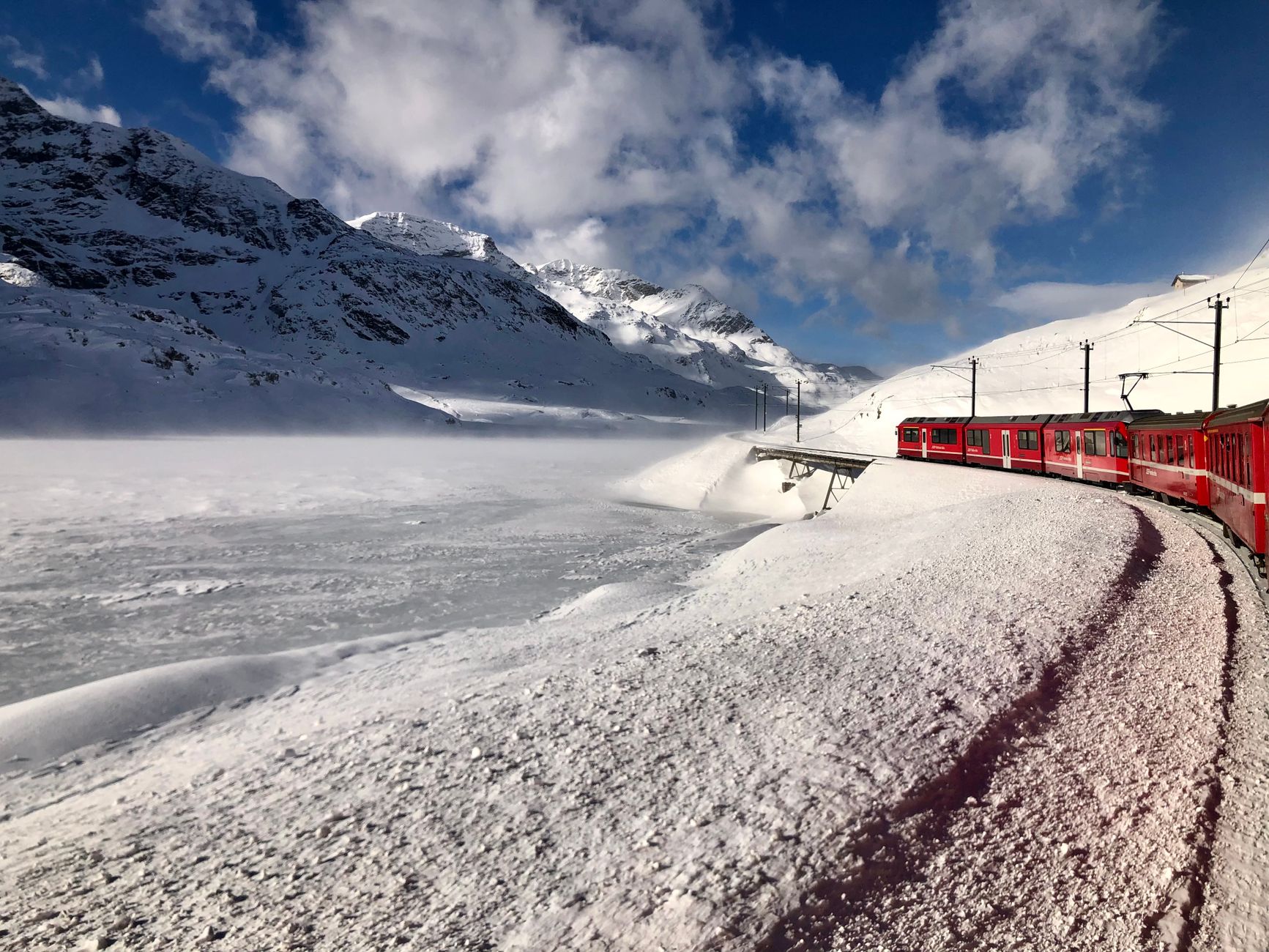 La Travesía del Ferrocarril del Glacier Express: Guía de Expedición y Logística Ferroviaria por los Alpes Suizos