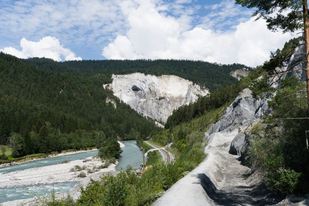 El Ferrocarril del Ródano y los Puertos Alpinos: Ingeniería de gargantas, logística glaciar y conectividad ferroviaria histórica entre Lyon y Zermatt