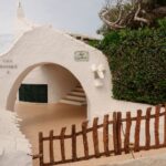 El laberinto de las calas calcáreas: cómo la movilidad náutica eléctrica y las vías ciclistas transforman el transporte en Menorca