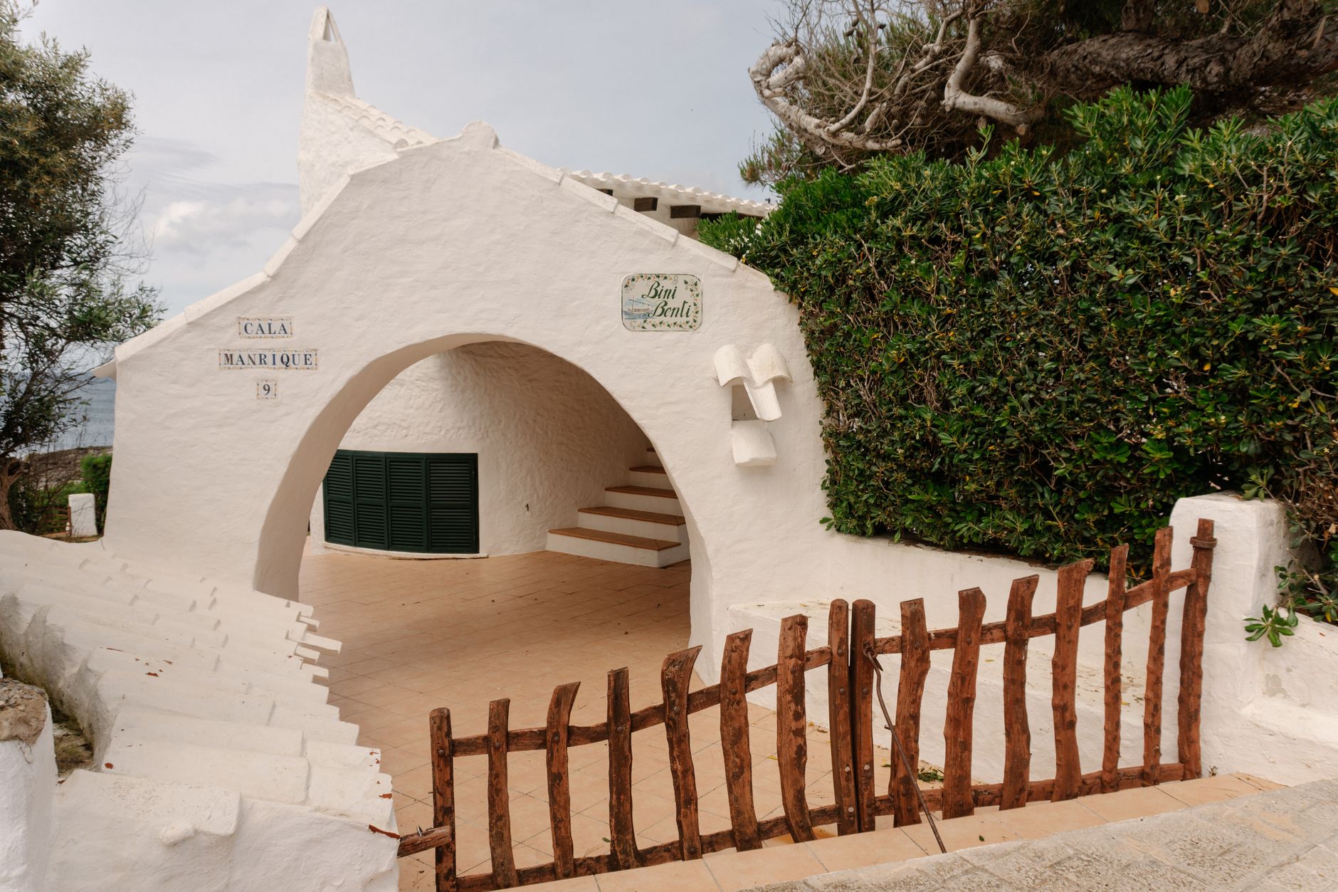 El laberinto de las calas calcáreas: cómo la movilidad náutica eléctrica y las vías ciclistas transforman el transporte en Menorca