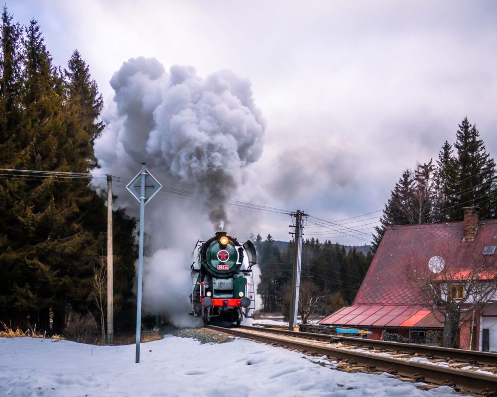 El laberinto ferroviario de los Cárpatos: locomotoras de vapor, trocha angosta y la frágil conectividad de la línea de Vaser