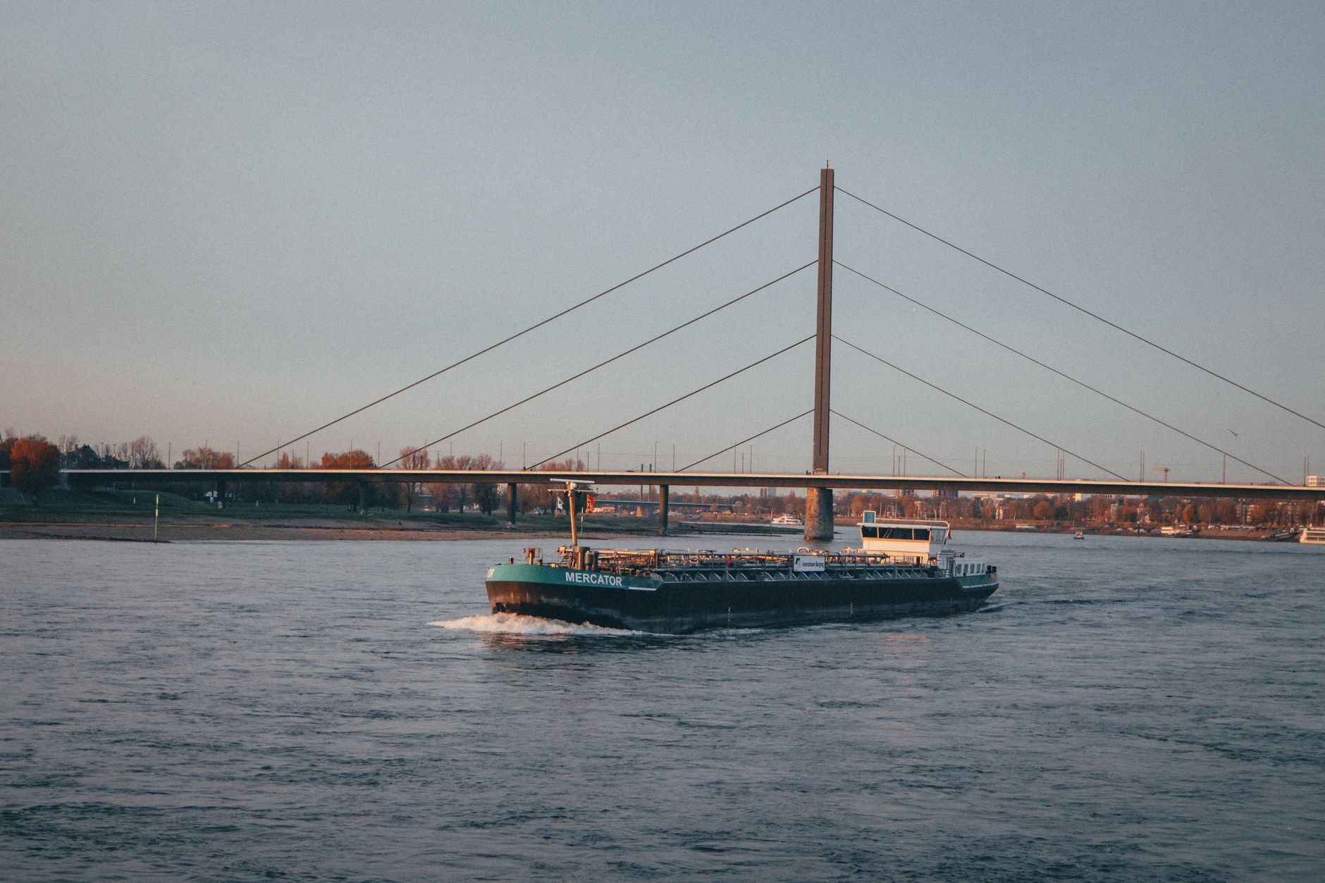 El Pulso Fluvial del Rin: Navegación, Logística e Infraestructura en el Eje Arterial de Europa