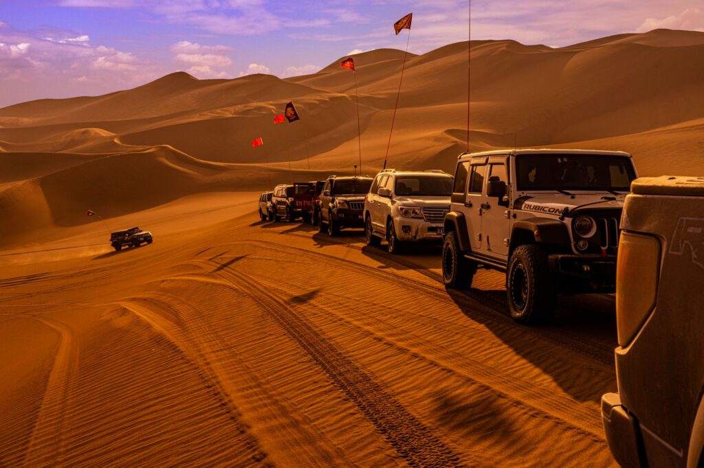 El laberinto intermodal del oasis de Liwa: Pistas de duna, camiones cisterna y la frágil conectividad de los asentamientos del Rub al-Jali