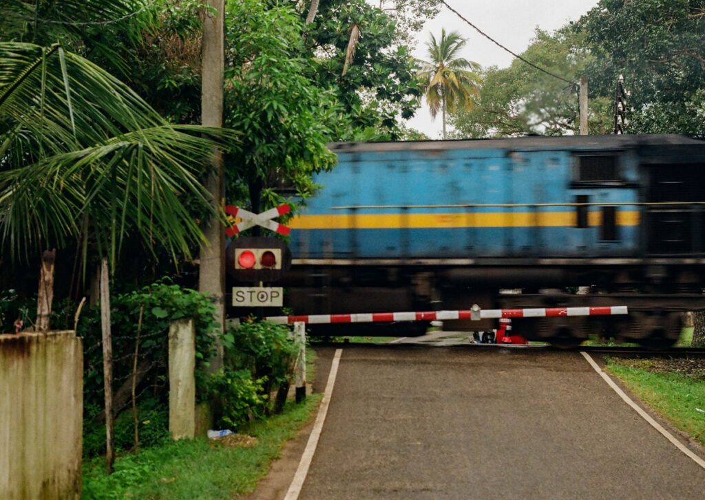 El latido mineral del Ferrocarril Transgabonés: Ingeniería ecuatorial, logística forestal y conectividad en el corazón de África