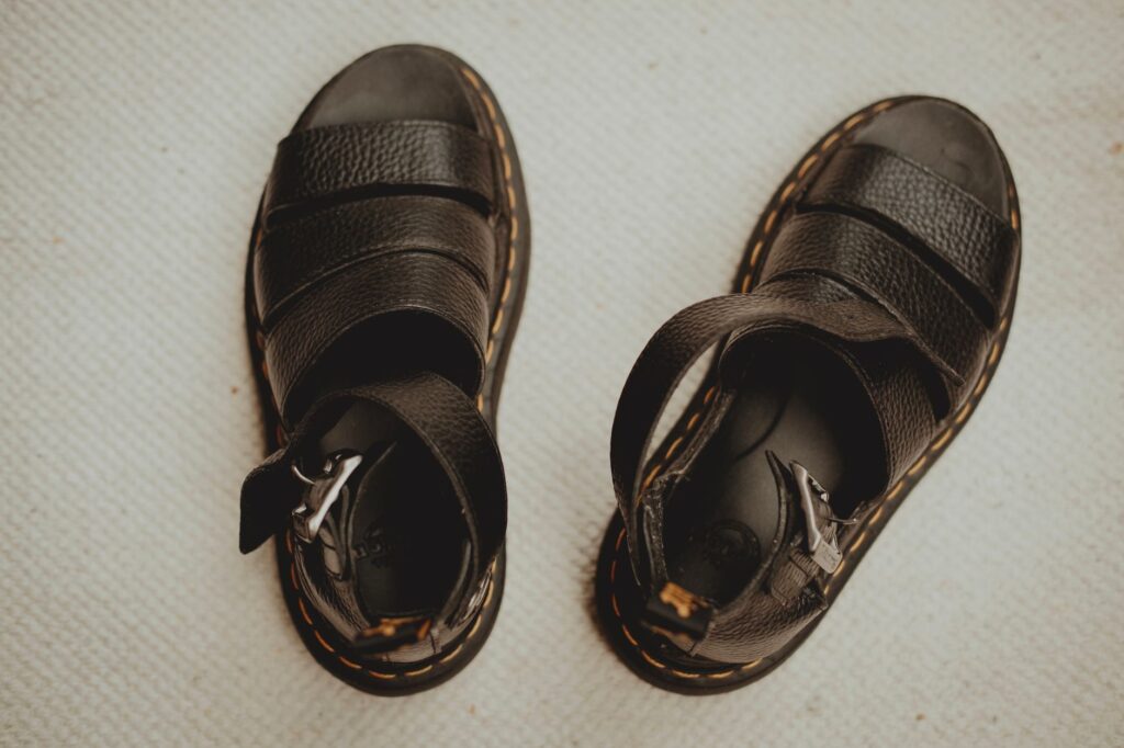 Adiós a las zapatillas voluminosas: el calzado híbrido que redefine el tránsito aeroportuario