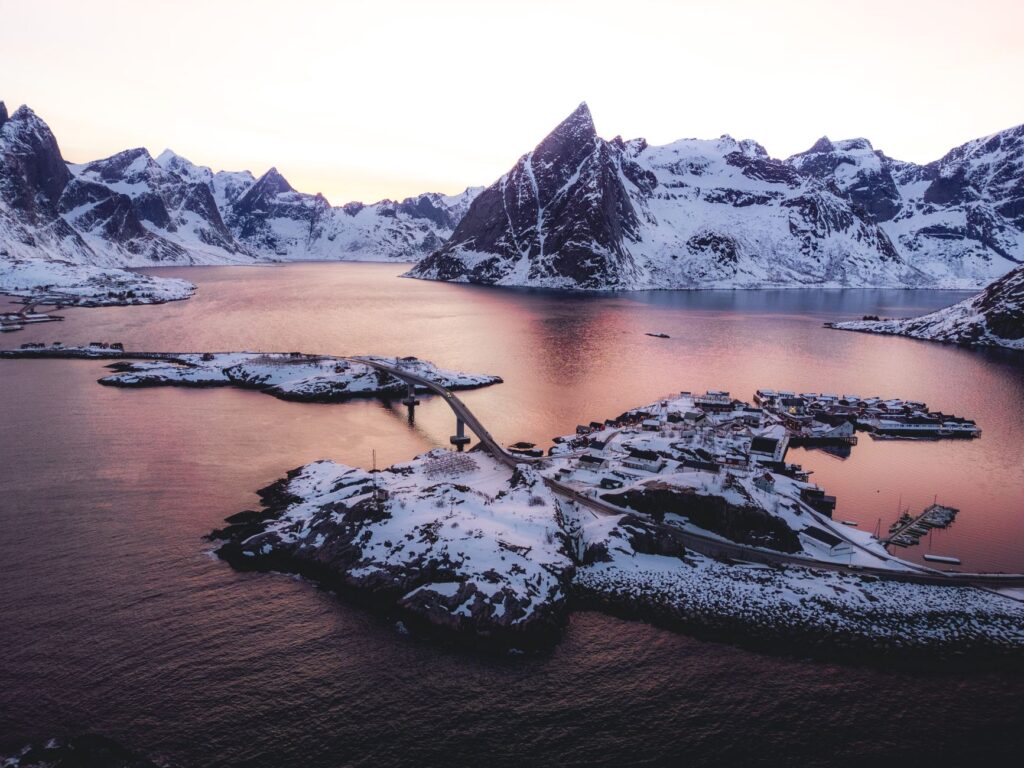 El latido meridional del archipiélago de las Lofoten: Ingeniería de puentes, pasos de mar y la conectividad insular noruega