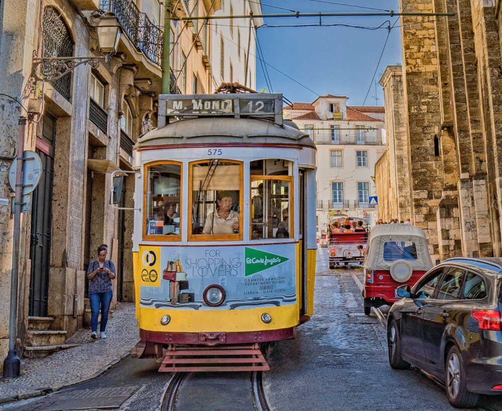 El latido de hierro de los tranvías de Lisboa: Adoquines, contrapesos y la ingeniería anfibia de las Siete Colinas