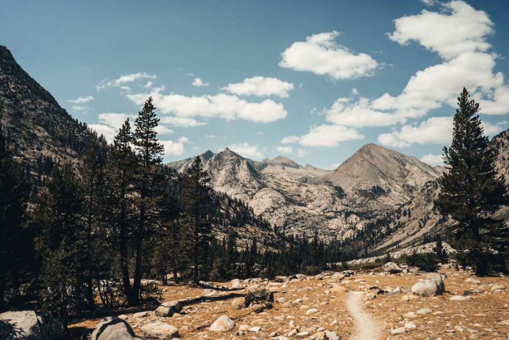 La Travesía del John Muir Trail: Guía de Expedición y Senderismo de Gran Altitud por la Sierra Nevada de California