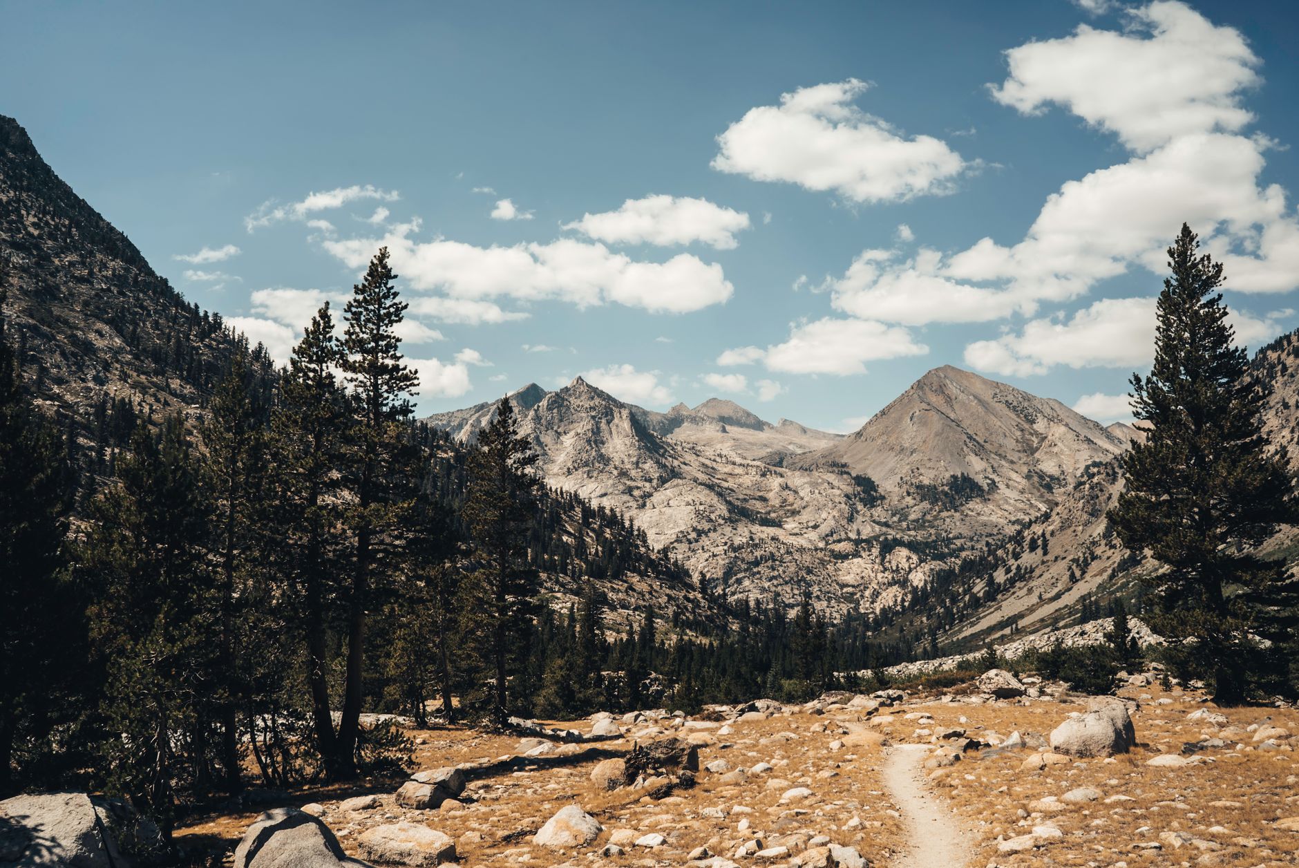 La Travesía del John Muir Trail: Guía de Expedición y Senderismo de Gran Altitud por la Sierra Nevada de California