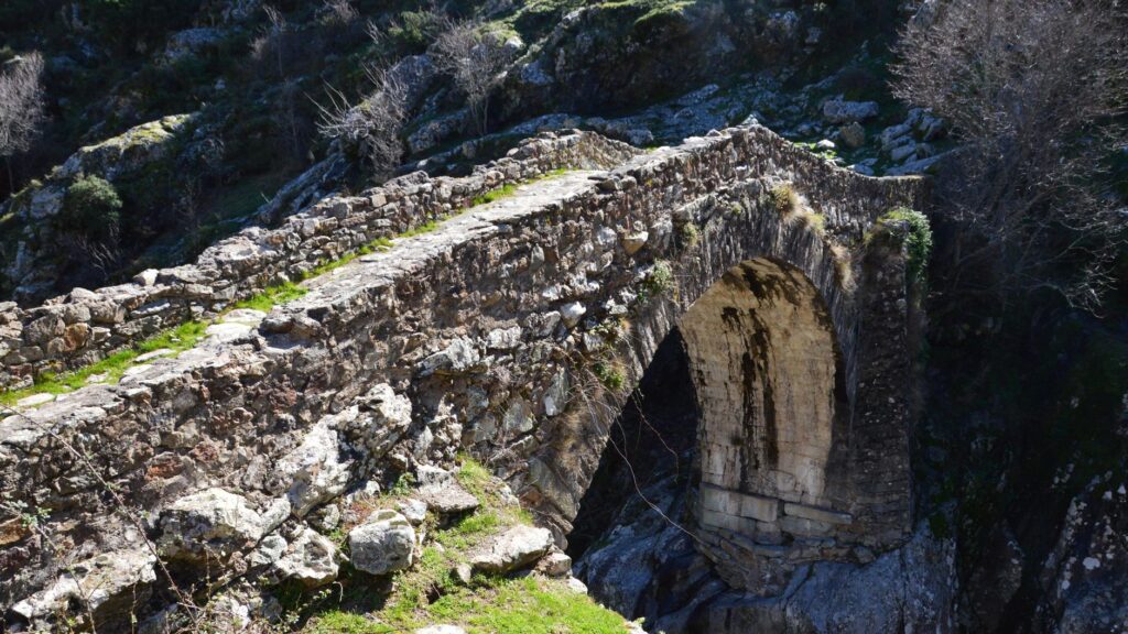 El latido de la cantería histórica: mazo, sillar y memoria en las canteras de la Sierra de la Ventana