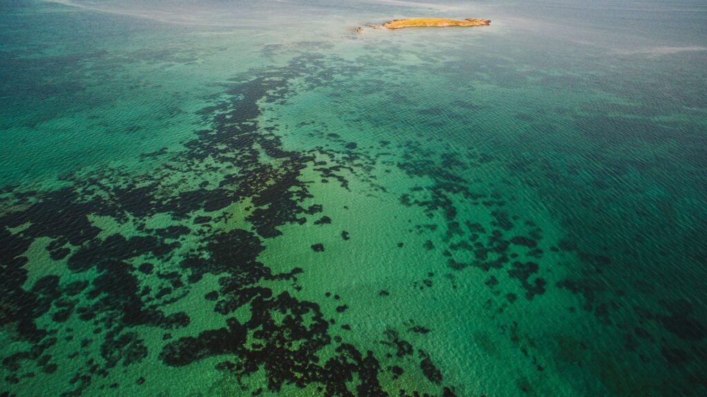 El laberinto intermodal del archipiélago de las islas San Blas: piraguas de madera, pistas de arena y la frágil conectividad de un confín caribeño
