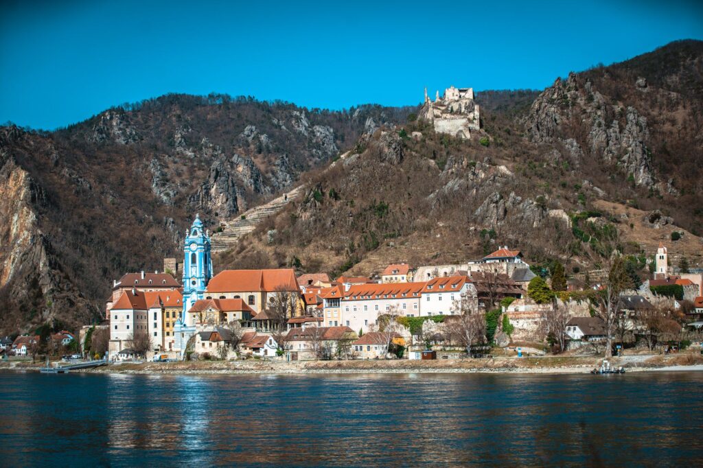 El laberinto de los valles fluviales: cómo la navegación fluvial híbrida y las rutas de baja emisión transforman el transporte en el Danubio austriaco