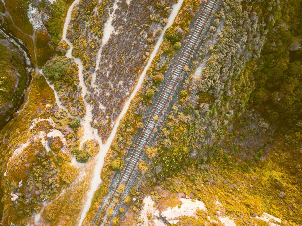El latido de los trenes de vapor en la sabana: Ingeniería centenaria y conectividad en el Ferrocarril del Norte de Kenia