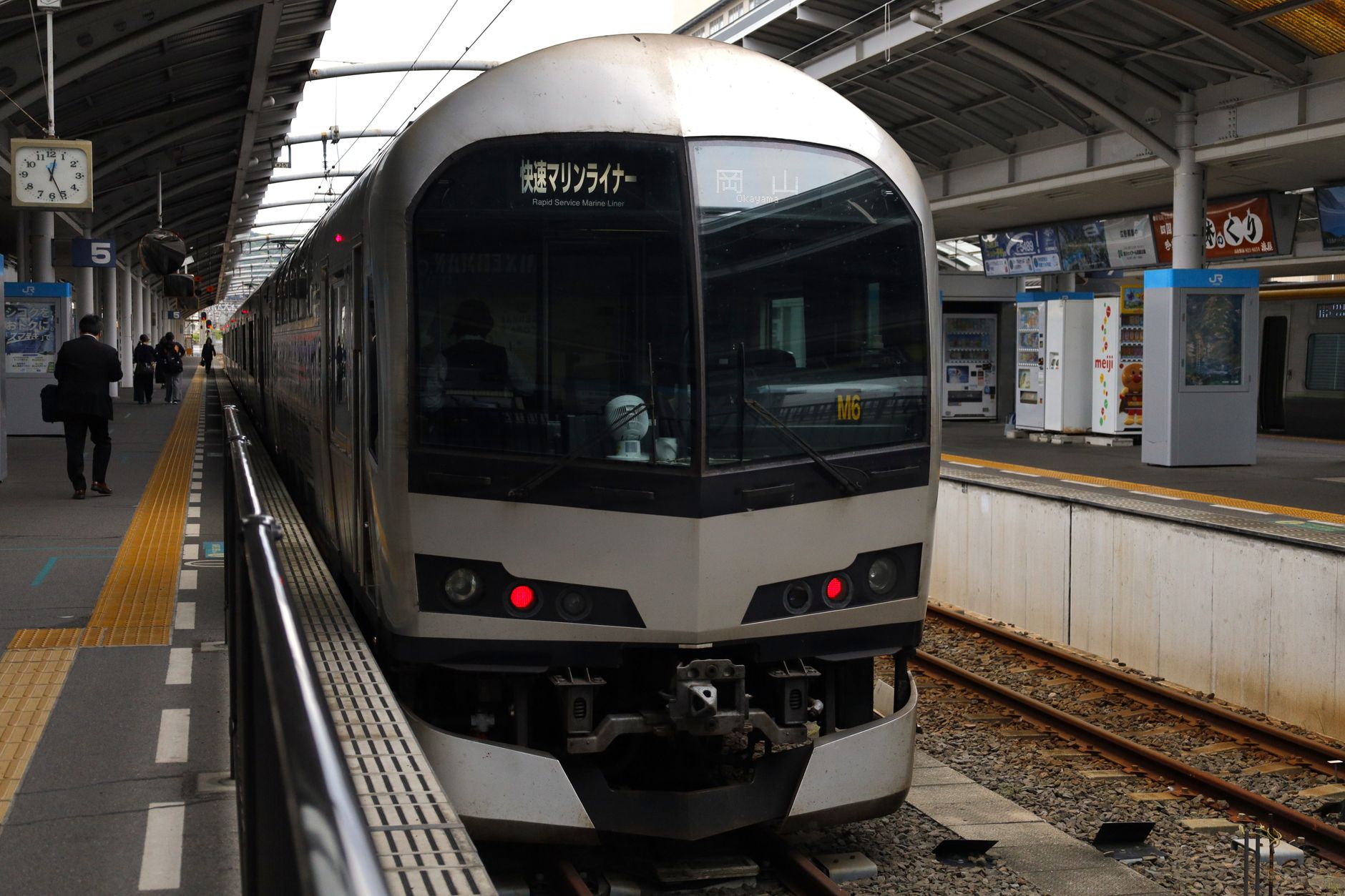 El Ferrocarril Trans-Shikoku: Ingeniería de valles, logística isleña y la conectividad ferroviaria histórica entre Takamatsu y Kochi
