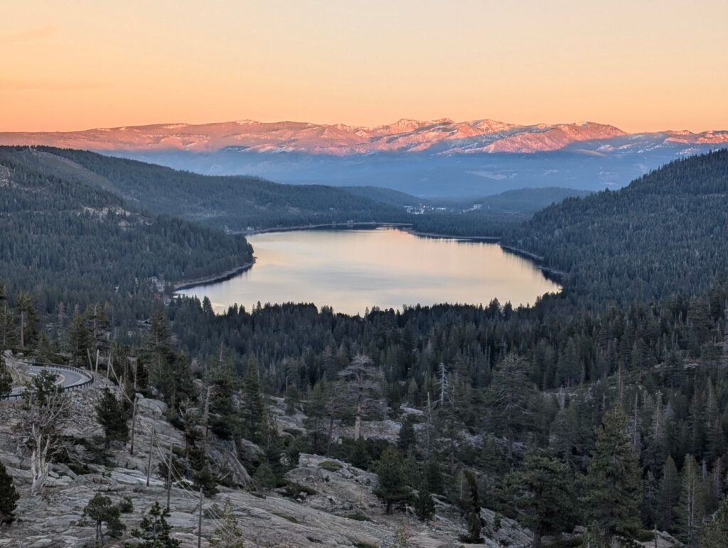 La Travesía del Sendero de John Muir en Sierra Nevada: Guía de Expedición y Senderismo por la Cresta Granítica de California