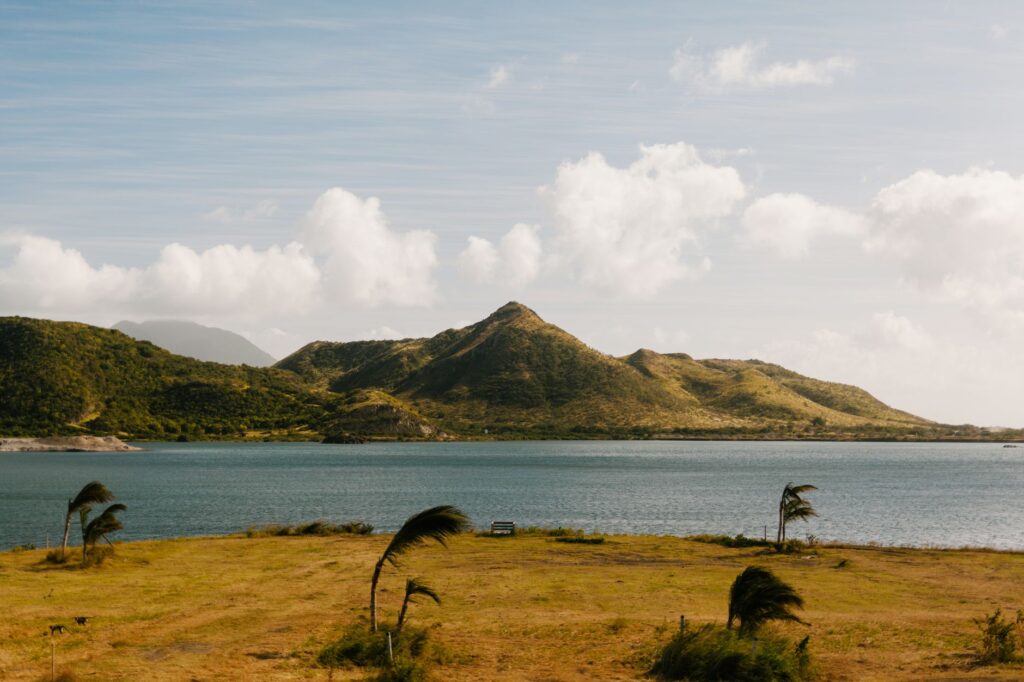 El laberinto intermodal del archipiélago de las islas de San Andrés: catamaranes de alta velocidad, pistas de arrecife y la frágil conectividad de un confín caribeño