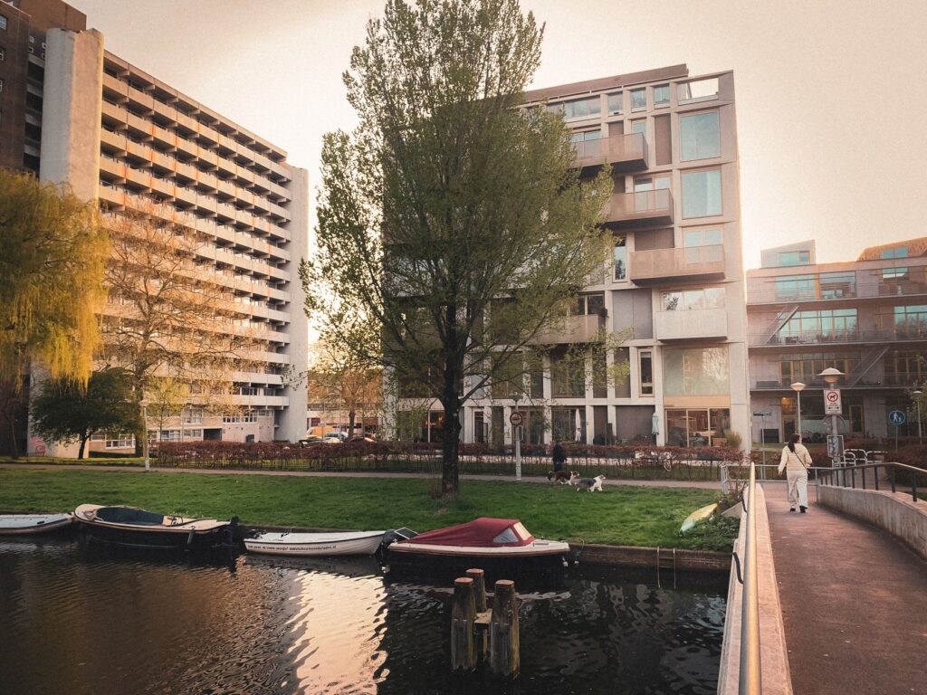 El Renacimiento de los Canales de Flandes: Navegación Fluvial, Patrimonio Gótico y Diseño Sostenible en Bélgica